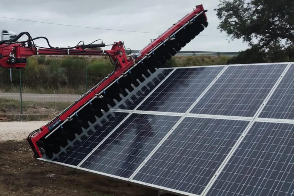 Limpieza mecanizada de paneles fotovoltaicos con rodillo hidráulico