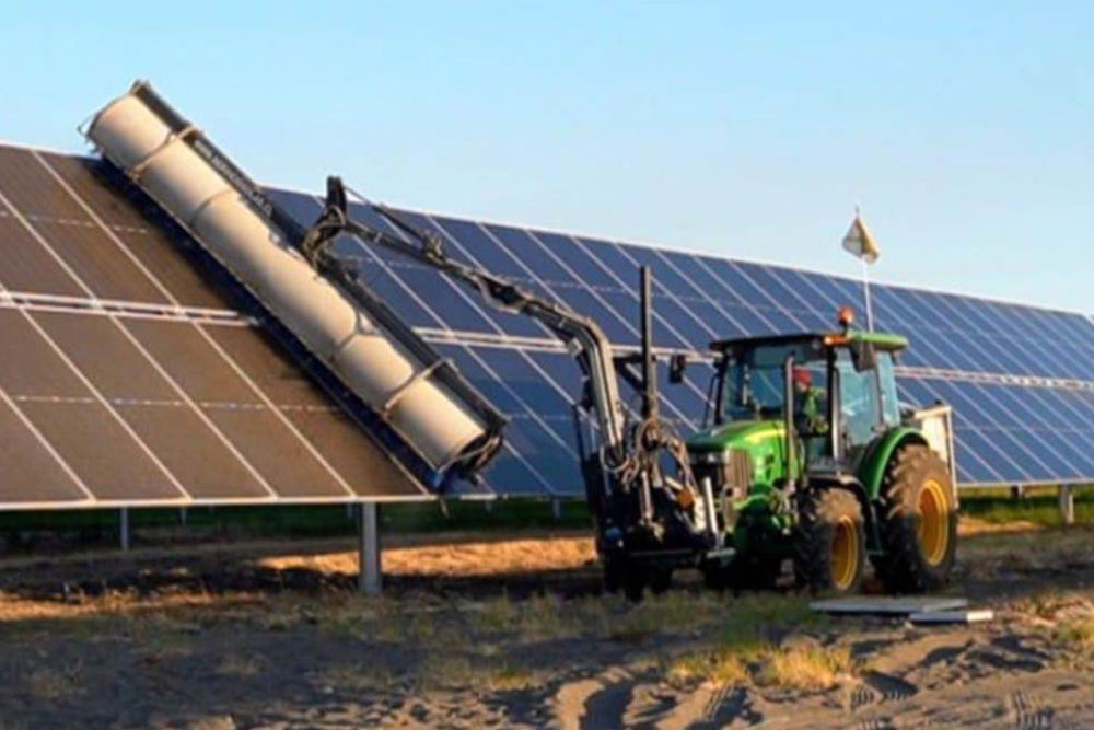Limpieza de paneles fotovoltaicos en una planta solar